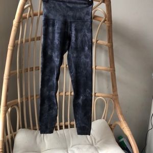 Marble black lululemon leggings 25inch size 0 no stains or holes..